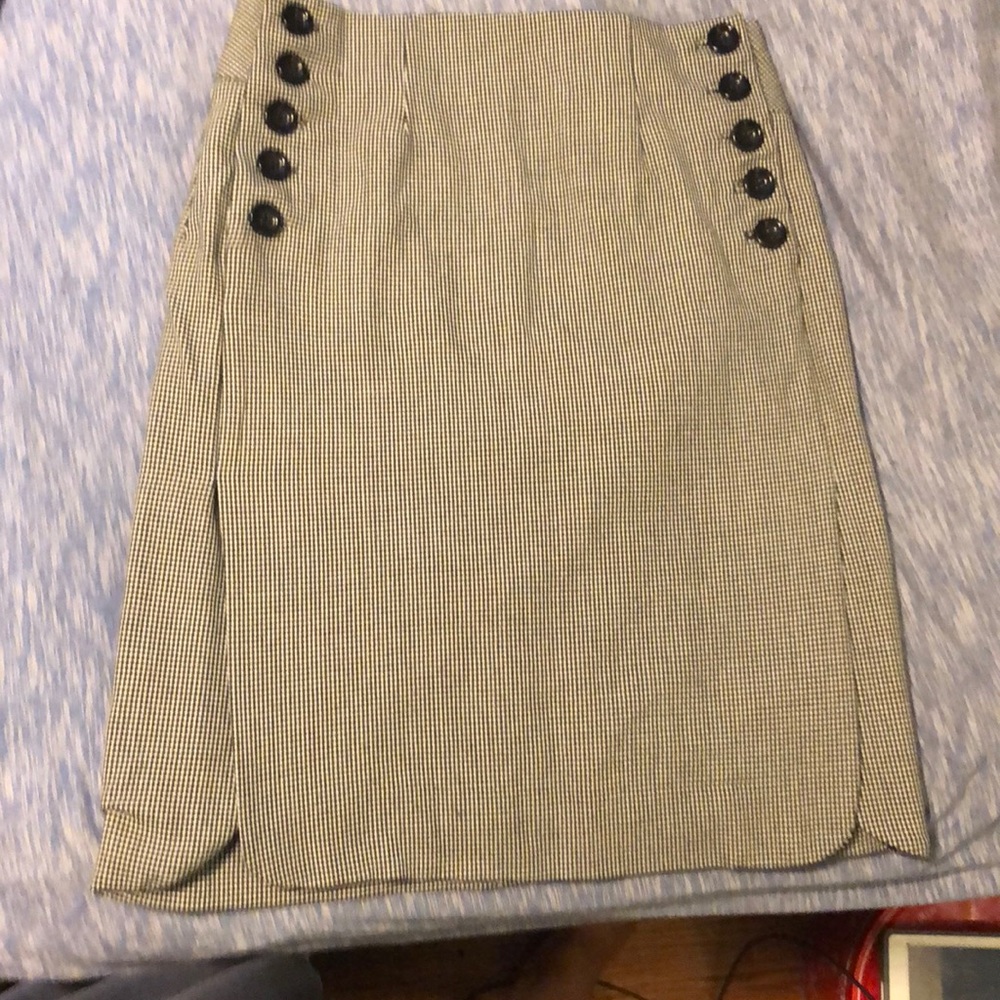 Houndstooth pencil skirt perfect for work.